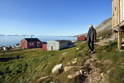 Groenland, cote Nord-Ouest, Murchison sound au nord de la baie de Baffin, Siorapaluk, village le plus septentrional du Groenland, la française Jocelyne Ollivier-Henry qui vit dans se village de 45 habitants au pied de sa maison