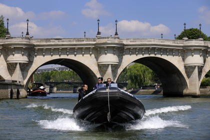 France, Paris (75), la brigade fluviale de la préfecture de Police en patrouille sur la Seine devant le Pont Neuf