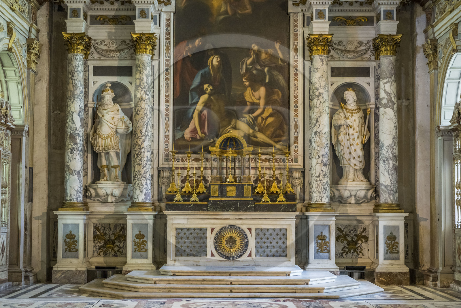 France, Seine-et-Marne (77), Fontainebleau, chateau de Fontainebleau, classé Patrimoine Mondial par l'UNESCO, chapelle de le Trinité, statue du roi Henri IV à gauche et du roi Louis XIII à droite du maitre-autel