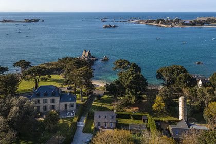 France, Côtes-d'Armor (22), Côte d'Ajoncs, Penvénan, Port Blanc, le feu de Port-Blanc aussi appelé feu du Voleur qui se dresse à droite et l'Ile de Saint Gildas en arrière plan (vue aérienne)