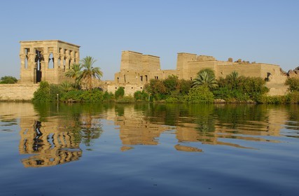 Egypte, Haute-Egypte, Nubie, vallée du Nil, Assouan, île d'Agilka, Philae classé Patrimoine Mondial de l'UNESCO, le temple d'Isis et le kiosque de l'empereur romain Trajan