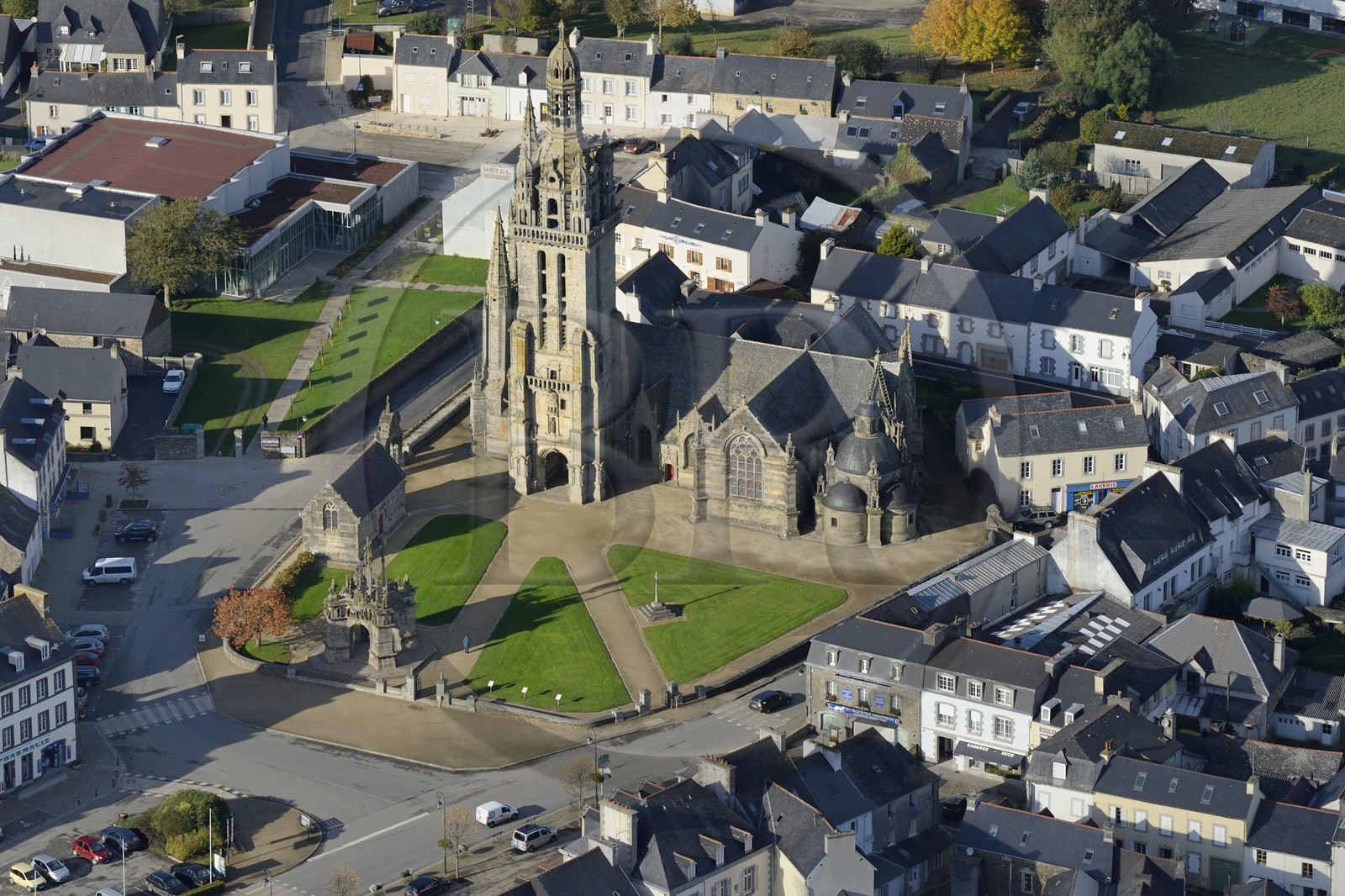 France, Finistère (29), Pleyben, l'église et le calvaire dans l'enclos paroissial (vue aérienne)