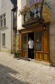 France, Indre et Loire (37), Vallée de la Loire classée Patrimoine Mondial de l'UNESCO, Chinon, restaurant les années 30 et son chef Stephane Charles dans la rue Haute Saint-Maurice