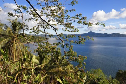 France, Ile de Mayotte, Grande-Terre, Sada, la baie de Bouéni et le Mont Choungui en arrière plan