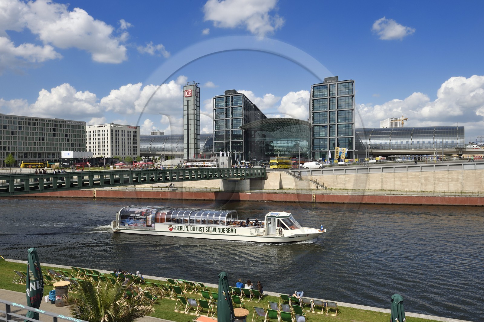 Allemagne, Berlin, Hauptbahnhof, la gare principale Hauptbahnhof conçue par l'architecte Meinhard von Gerkan et les berges de la Spree