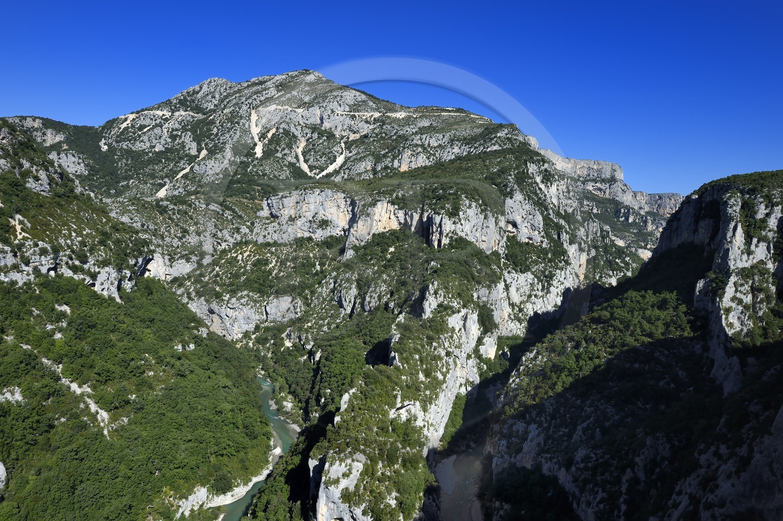 France, Alpes-de-Haute-Provence (04), parc naturel régional du Verdon, Gorges du Verdon, vue sur le Verdon et la Brèche Imbert depuis le belvédère du balcon de la Mescla
