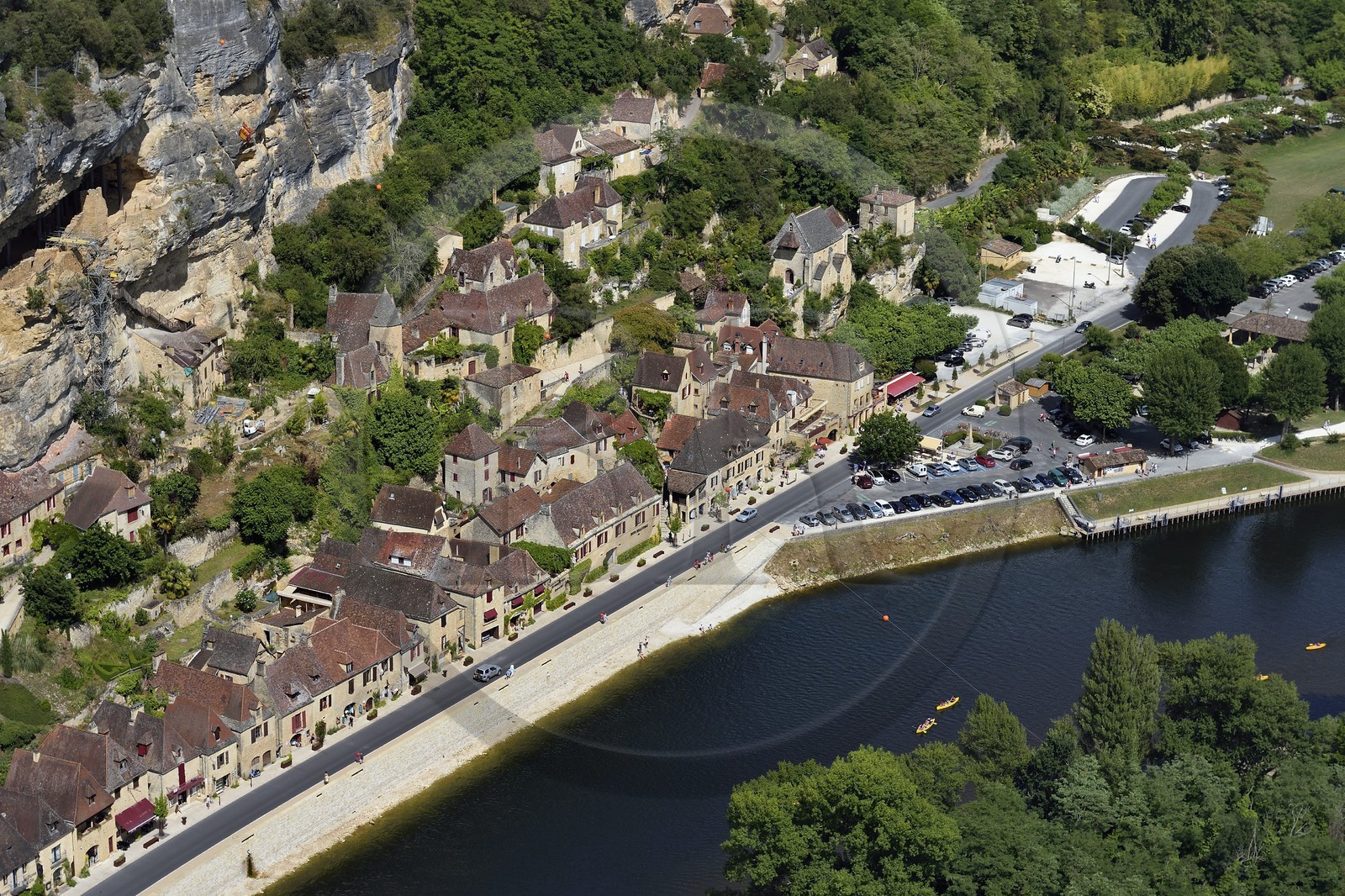 France, Dordogne (24), Périgord Noir, vallée de la Dordogne, La Roque-Gageac, labellisé Les Plus Beaux Villages de France, le village entre la falaise et la Dordogne (vue aérienne)