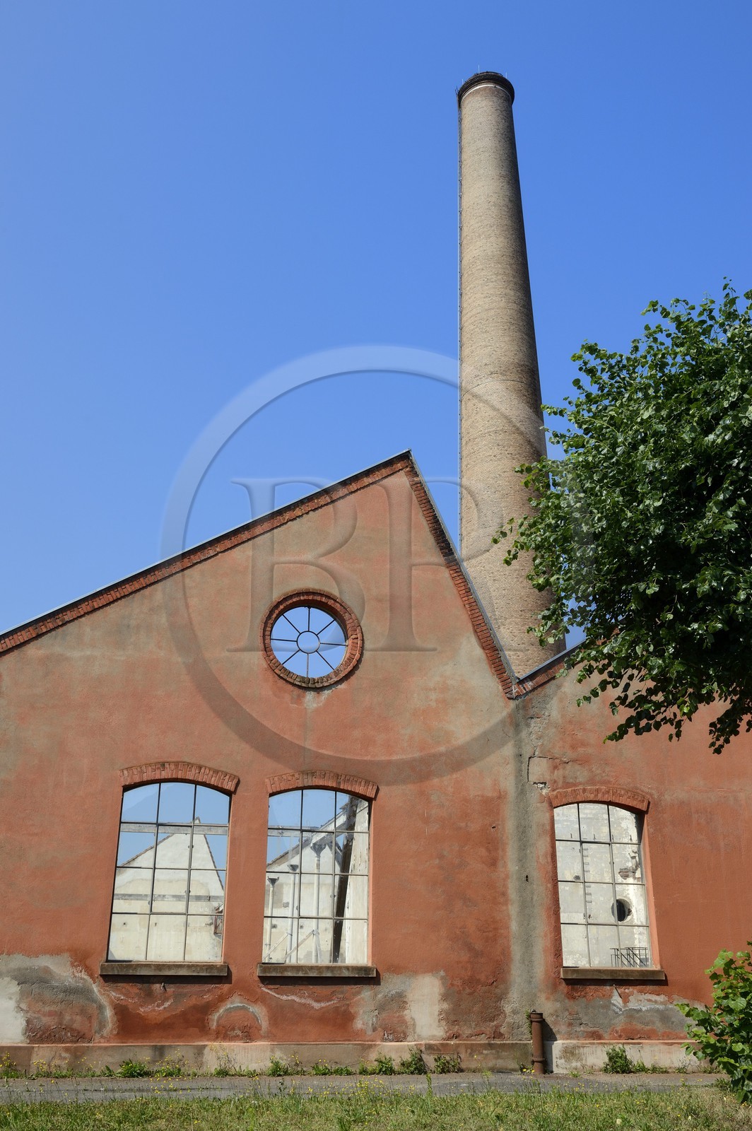 France, Haut-Rhin (68), Mulhouse, batiments partiellement abandonnés de l'entreprise textile DMC (Dollfus-Mieg et Compagnie), l'usine et une cheminée en brique