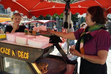 France, Var (83), Toulon, vente de la spécialité locale la Cade (galette de farine de pois chiches) sur le  Cours Lafayette