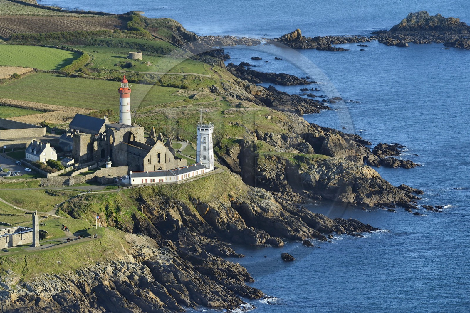 France, Finistère (29), Mer d'Iroise, parc naturel régional d'Armorique, Pointe de Saint-Mathieu, phare, abbaye Saint-Mathieu de Fine-Terre et le sémaphore (vue aérienne)
