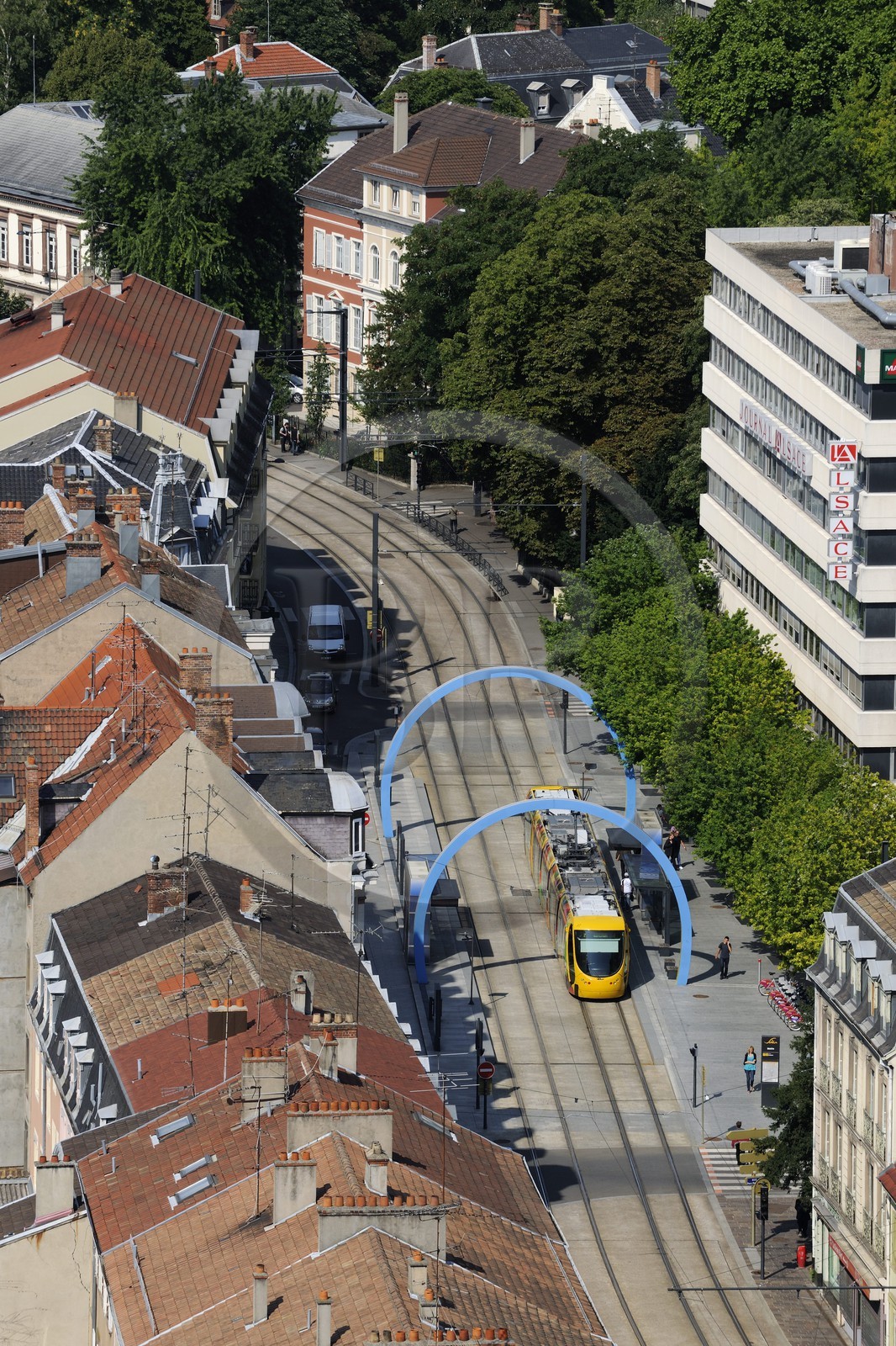 France, Haut-Rhin (68), Mulhouse, tramway passant sous des Arches de Daniel Buren