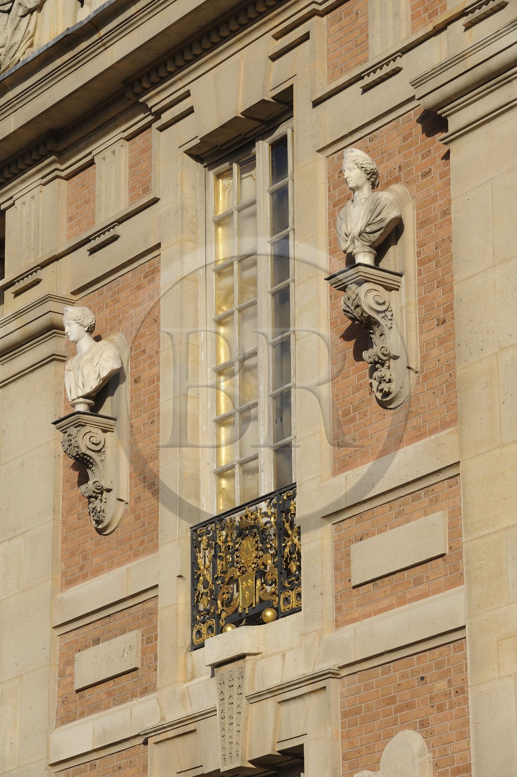 France, Yvelines (78), château de Versailles, classé Patrimoine Mondial de l'UNESCO, façade de la Cour Royale