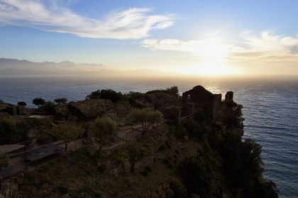 France, Haute-Corse (2B), Nonza, ruines de la Sassa devant le golfe de Saint Florent