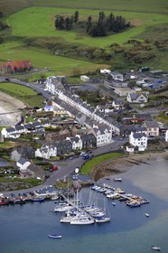 Royaume-Uni, Ecosse, Hébrides intérieures, Ile de Islay, le village de Port Ellen (vue aérienne)