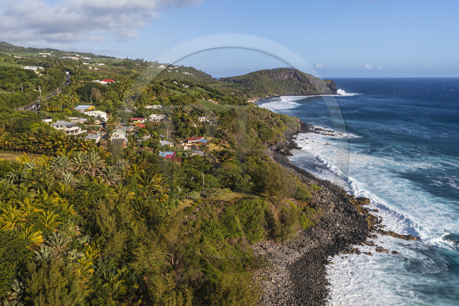 France, Ile de la Reunion, Petite-Ile sur la côte sud, plage et rochers vers Grand Anse (vue aérienne)