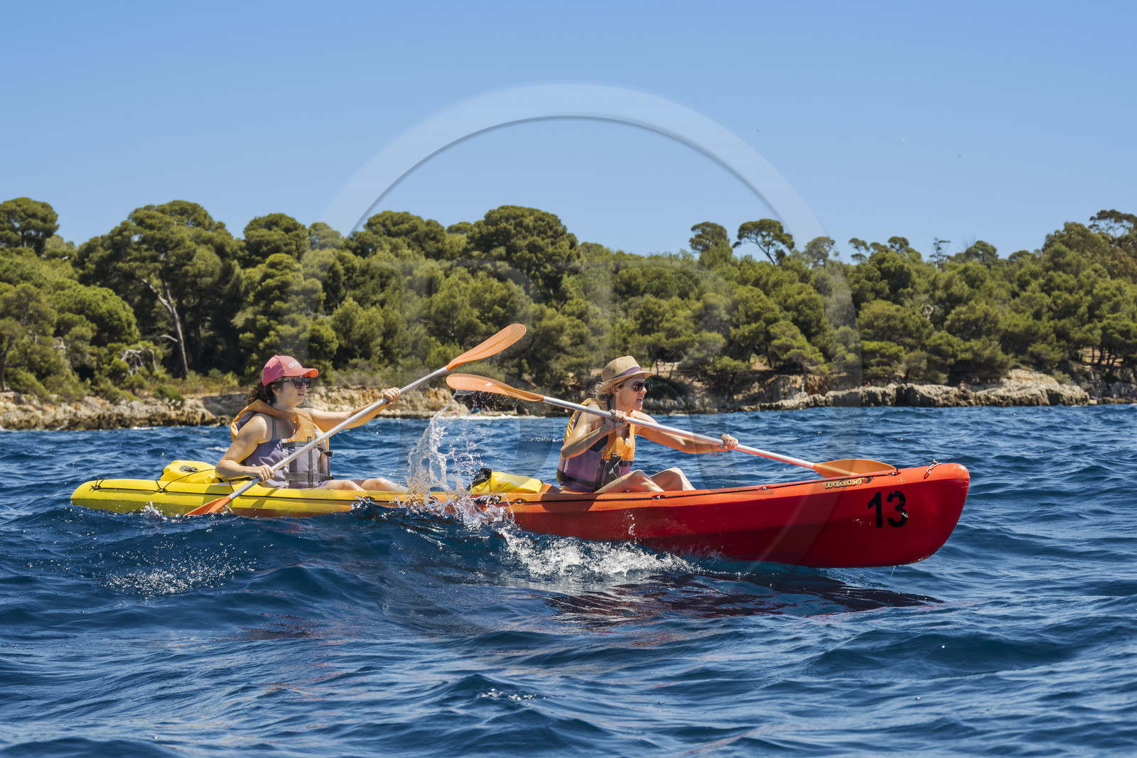 France, Alpes-Maritimes (06), Cannes, randonnée en kayak aux Iles de Lérins, tour de l'Ile de Saint-Honorat par le sud