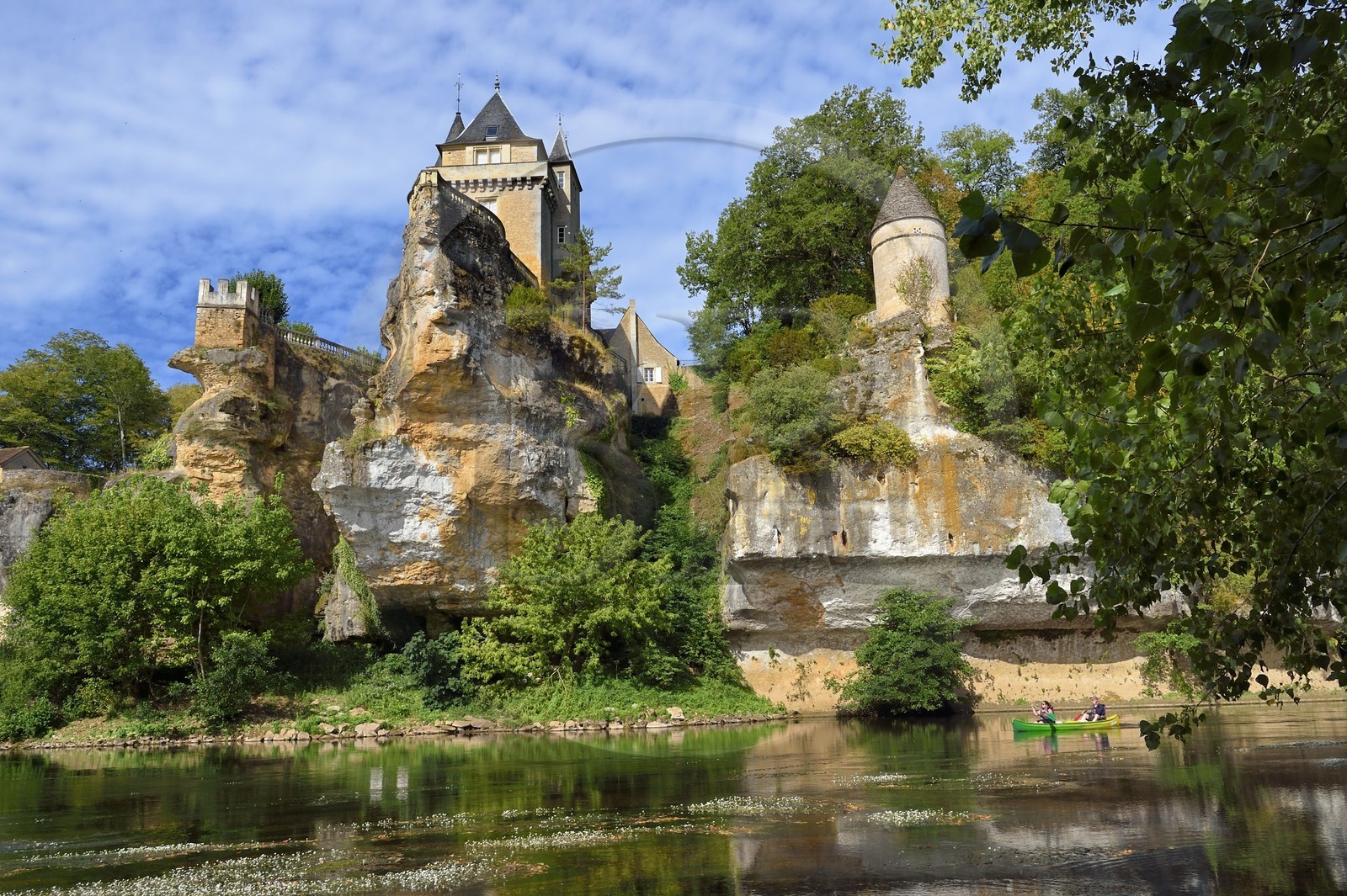 France, Dordogne (24), Périgord Noir, Thonac, le chateau de Belcayre sur son éperon rocheux au bord de la Vézère