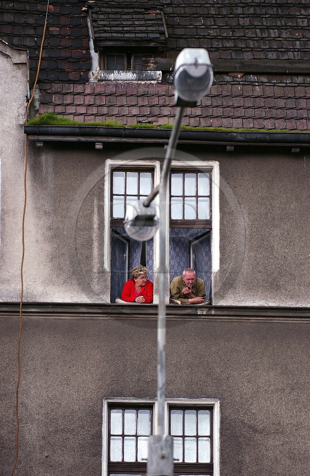 Pologne, Poméranie Orientale, Gdansk, vieux couple à sa fenêtre près du chantier naval