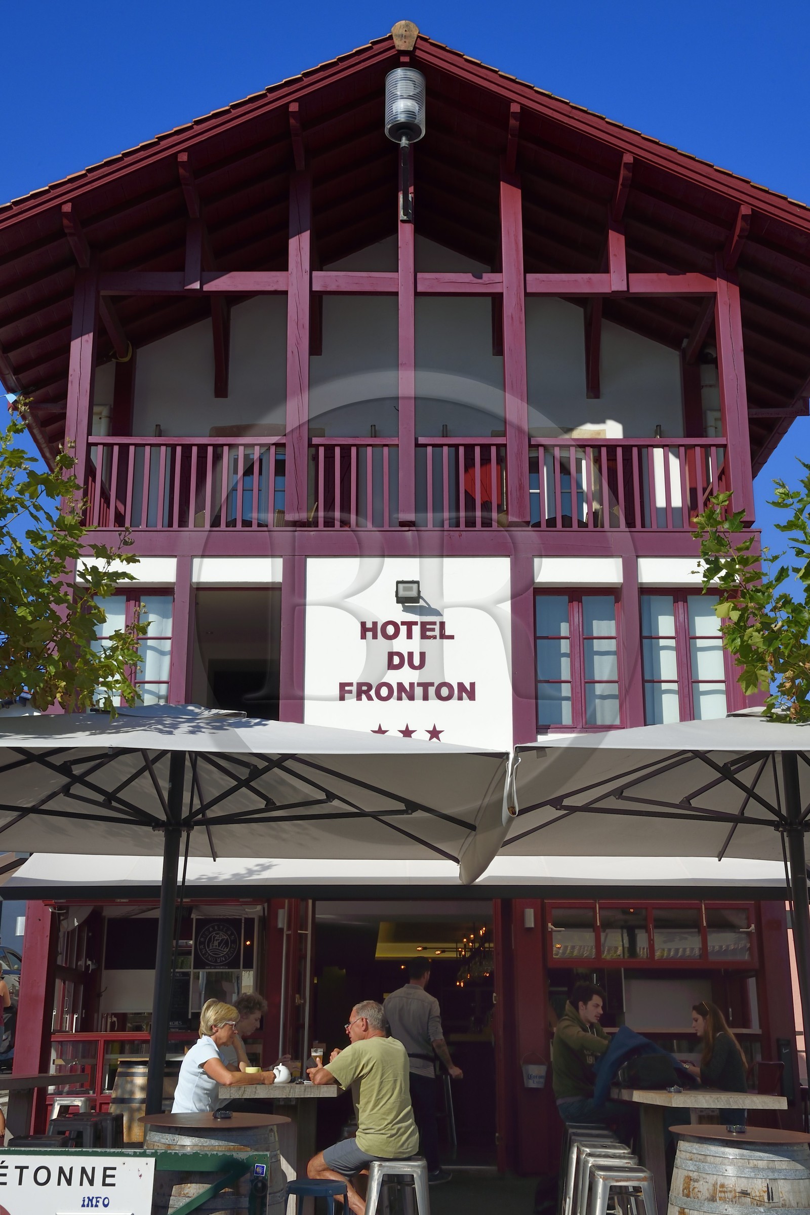 France, Pyrénées-Atlantiques (64), la côte du Pays-Basque, Bidart, l'Hotel du Fronton sur la place principale