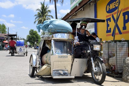 Philippines, province de Tarlac, Victoria, transport de marchandises en tricycle motorisé