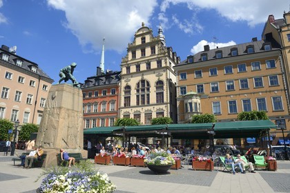 Suède, Stockholm, vieille ville dans l'île de Gamla Stan, place Kornhamnstorg
