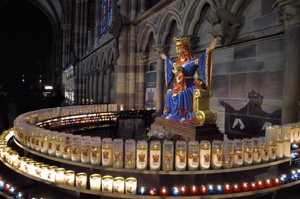 France, Bas-Rhin (67), Strasbourg, vieille ville classée au Patrimoine Mondial de l'UNESCO, la cathédrale Notre-Dame, la Nef, statue en bois peint de la Vierge à l'enfant réalisée en 1946 par Pierre Klein pour rappeler la grande promesse des scouts