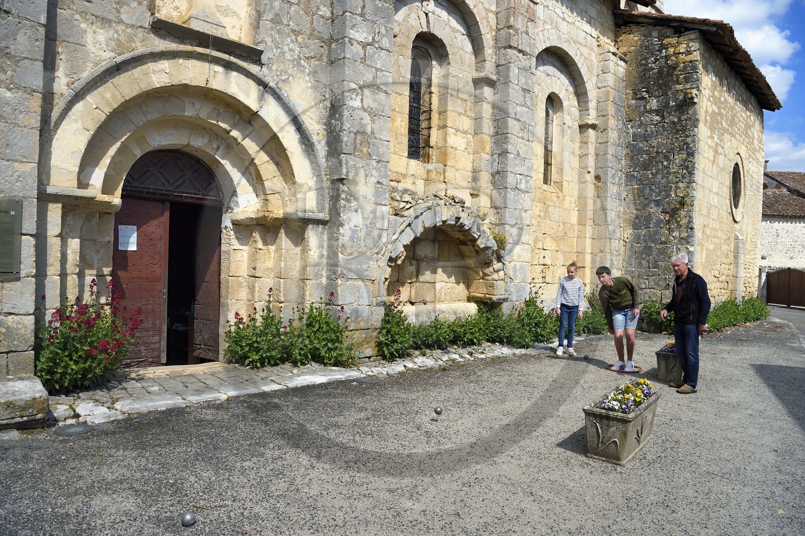 France, Charente (16), Marthon, jeu de pétanque devant l'église romane Saint-Martin du XIIème siècle