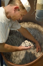 France, Meuse (55), Verdun, usine de dragées Braquier, gommage des amandes, opération ayant pour but de recouvrir les amandes d'un film et d'empêcher l'huile de migrer vers l'extérieur