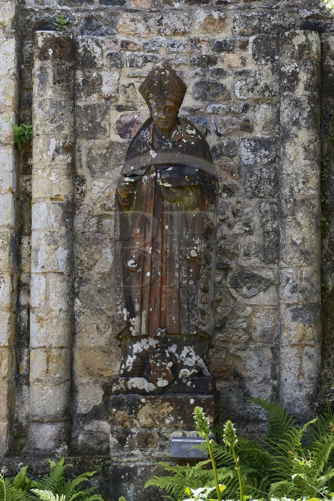 France, Finistère (29), , Mer d'Iroise, parc naturel régional d'Armorique, Presqu'île de Crozon, ancienne Abbaye Saint-Guénolé de Landévennec, statue de Saint Guénolé