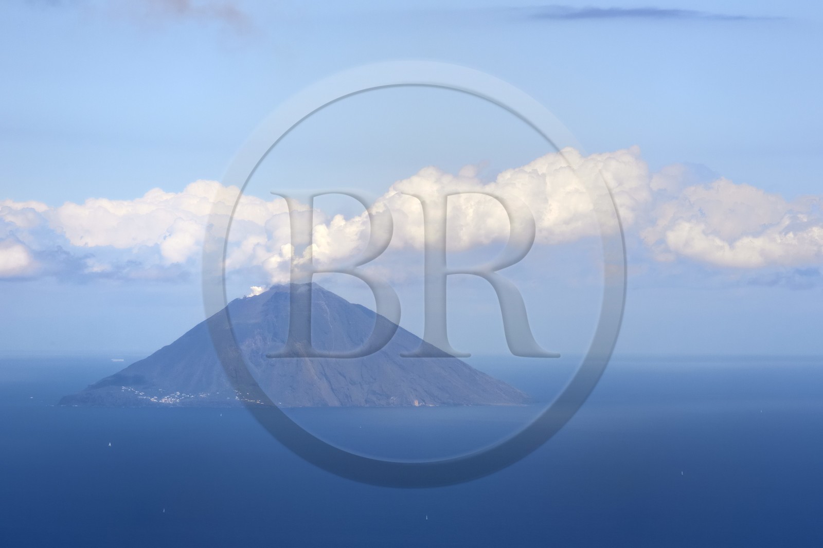 Italie, Sicile, iles Eoliennes, classées Patrimoine Mondial de l'UNESCO, ile de Stromboli, de la fumée sort du volcan en activité