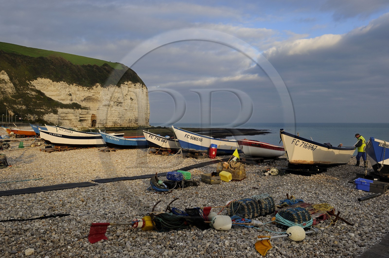 France, Seine-Maritime (76), Côte d'Albâtre, Yport, port d'echouage sur la plage, barques de pêche