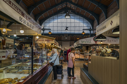 France, Pyrénées-Atlantiques (64), Pays-Basque, Saint-Jean-de-Luz, étal du marché couvert sous la halle