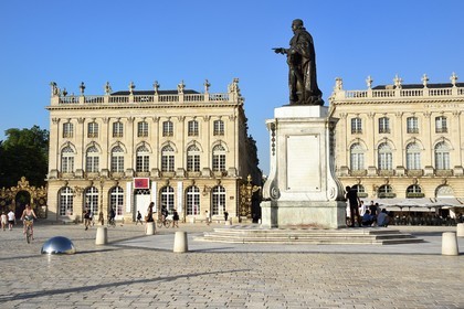 France, Meurthe-et-Moselle (54), Nancy, place Stanislas (ancienne Place Royale) construite par Stanislas Leszczynski représenté en statue, roi de Pologne et dernier duc de Lorraine au XVIIIe siècle, classée Patrimoine Mondial de l'UNESCO, l'Opéra National de Lorraine