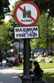 Irlande, Comté de Cork, Cork, panneau d'interdiction de boire de l'alcool à l'entrée du Bishop Lucey Park