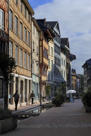 France, Seine-Maritime (76), Rouen, la rue Eau-de-Robec avec une reconstitution de la rivière qui y coulait autrefois