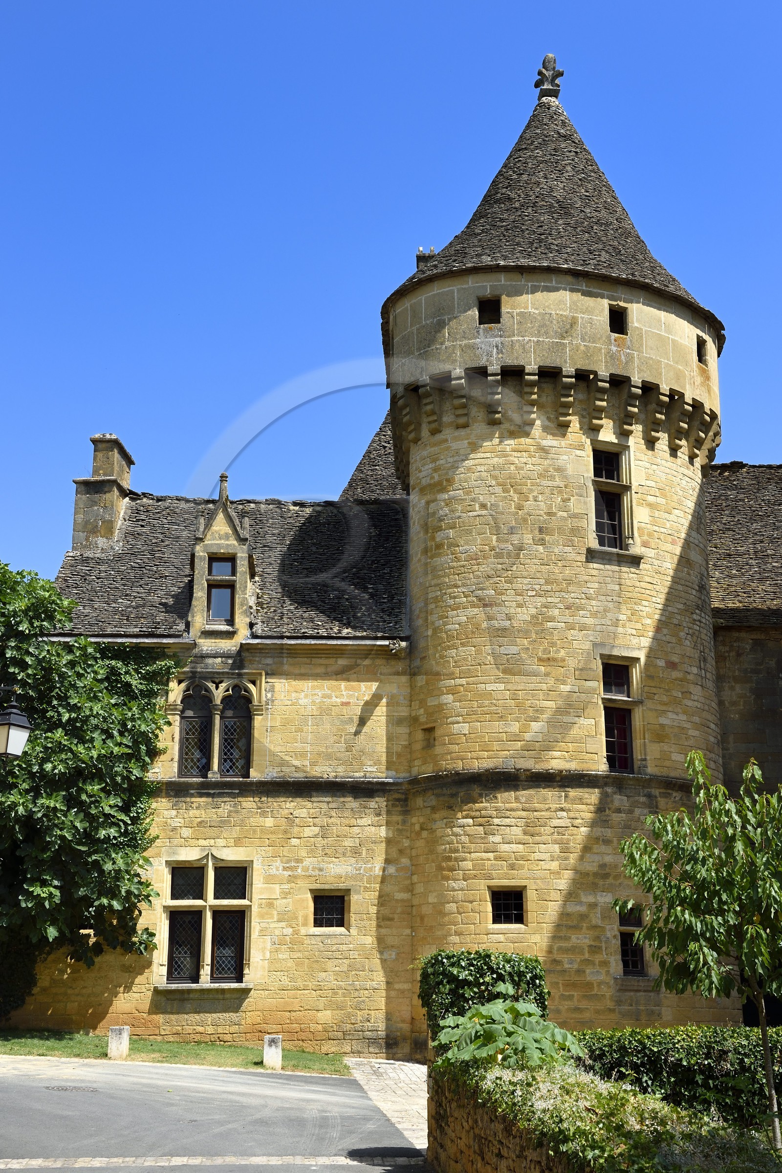 France, Dordogne, Perigord Noir, Saint Genies, the 15th century castle and the Notre-Dame de l'Assomption church