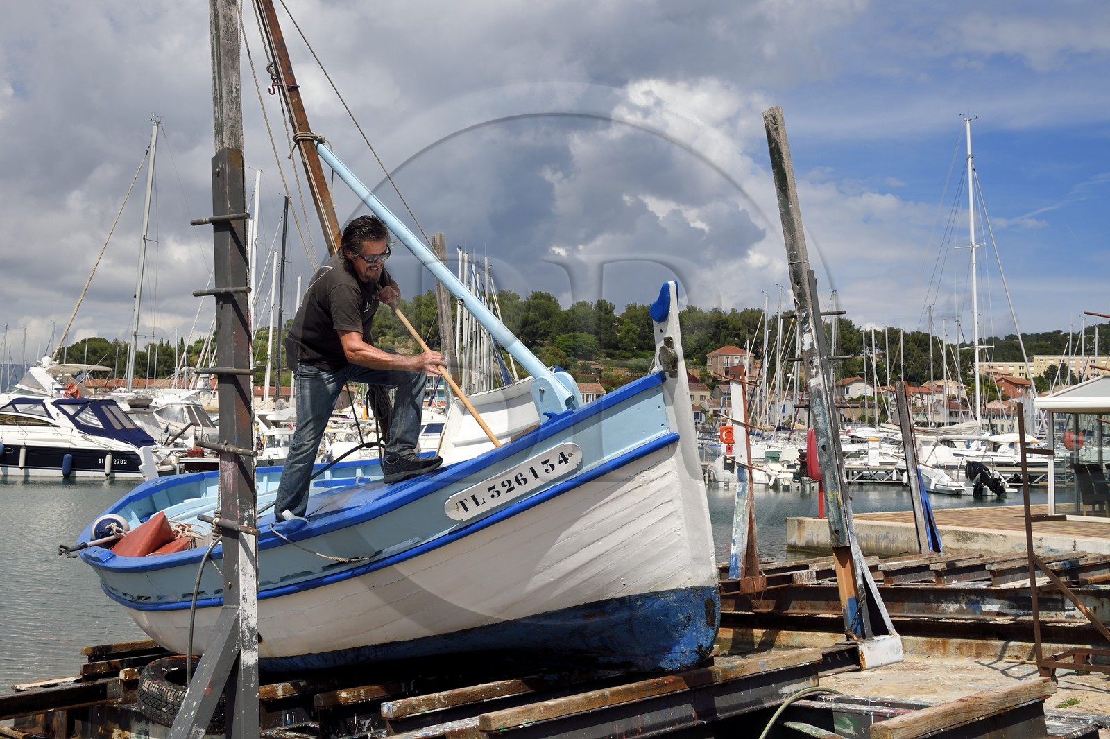 France, Var (83), rade de Toulon, Saint-Mandrier-sur-Mer, entretien d'un pointu dans le port
