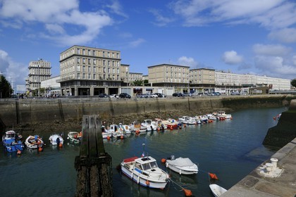 France, Seine-Maritime (76), Le Havre, Centre-ville reconstruit du Havre par Auguste Perret classé Patrimoine Mondial de l'UNESCO, immeubles Perret derrière le Bassin de la Barre