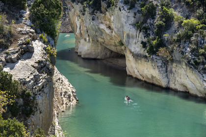 Var (83) rive gauche et Alpes-de-Haute-Provence (04) rive droite, Parc Naturel Régional du Verdon, les Gorges du Verdon débouchant sur le lac de Sainte Croix