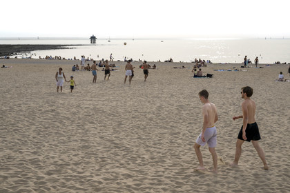 France, Charente-Maritime (17), La Rochelle, la plage des Minimes et le Phare du Bout du Monde en arrière plan