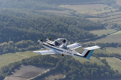 France, Var (83), Massif des Maures, Colomban MC-10 (aussi appelé Cricri) est un avion bimoteur ultra-léger conçu par Michel Colomban (vue aérienne)