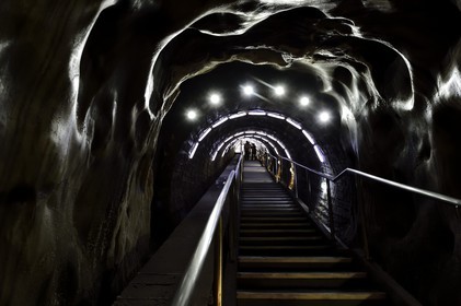 Roumanie, Transylvanie, région de Cluj, Turda, ancienne mine de sel de Turda dont l'exploitation a commencée à l'époque romaine, transformée en centre de loisirs et de santé, escalier d'accès