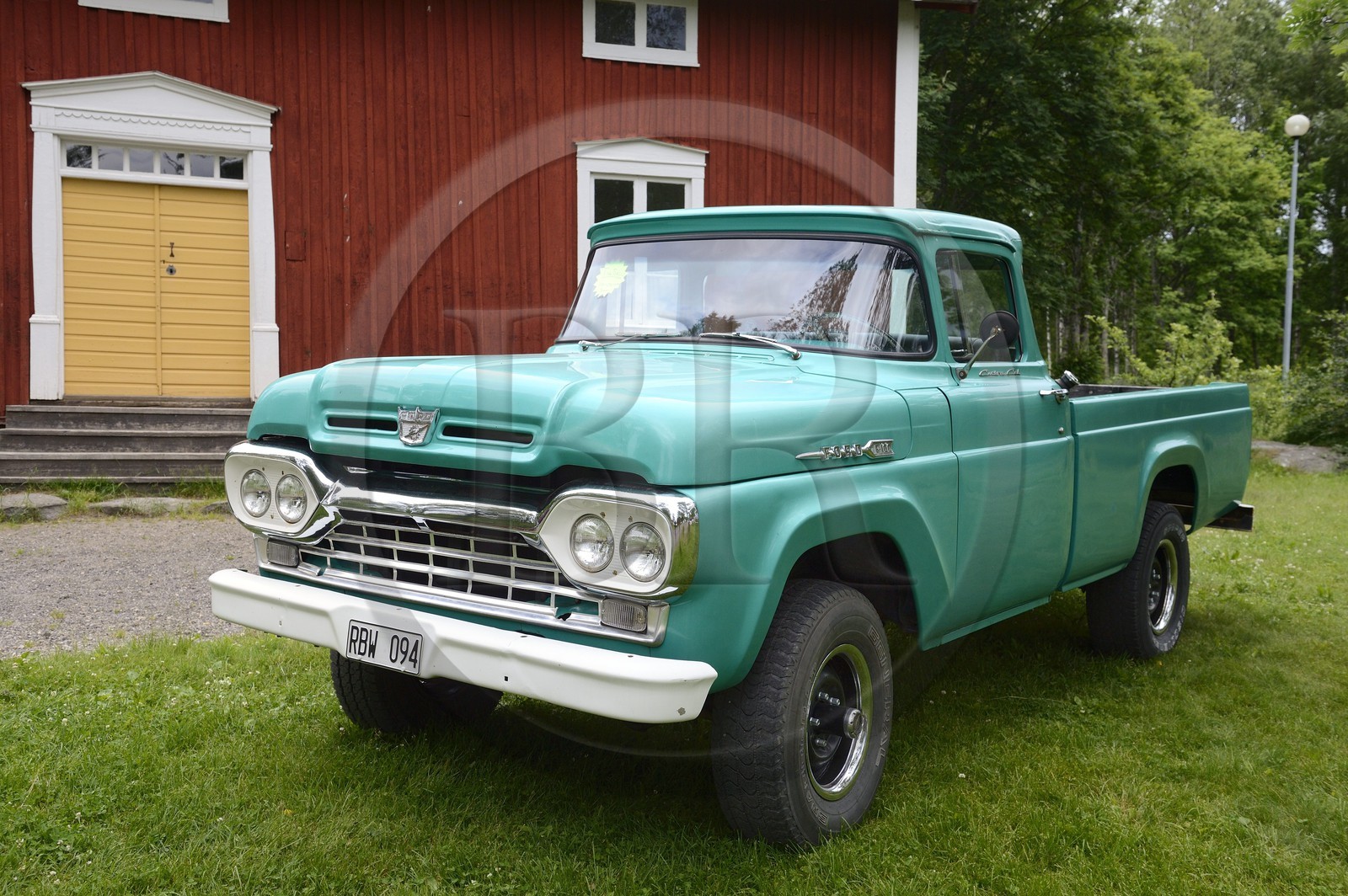 Suède, Comté de Vasterbotten, Umea, réunion de voitures anciennes dans le parc Gammlia, Ford F 100 pick-up 1960