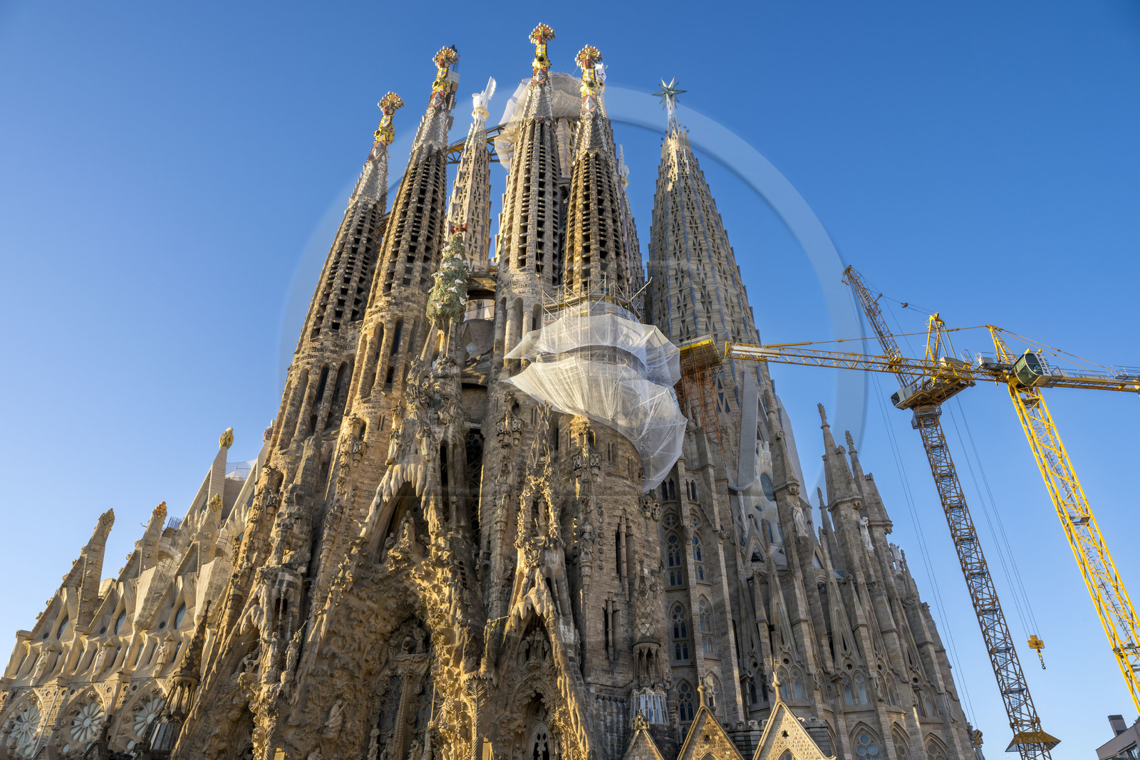 Espagne, Catalogne, Barcelone, quartier de l'Eixample, basilique de la Sagrada Familia de l'architecte du modernisme catalan Antoni Gaudi classée Patrimoine Mondial de l'UNESCO, façade de la Nativité