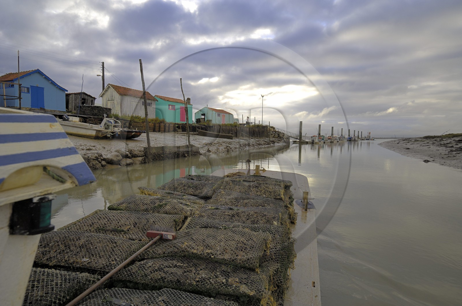 France, Charente-Maritime (17), Ile d'Oléron, le chenal d'Ors, chaland à huîtres dans le port ostréicole
