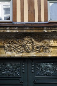 France, Seine-Maritime (76), Rouen, sculpture sur le linteau du n°30 rue Damiette