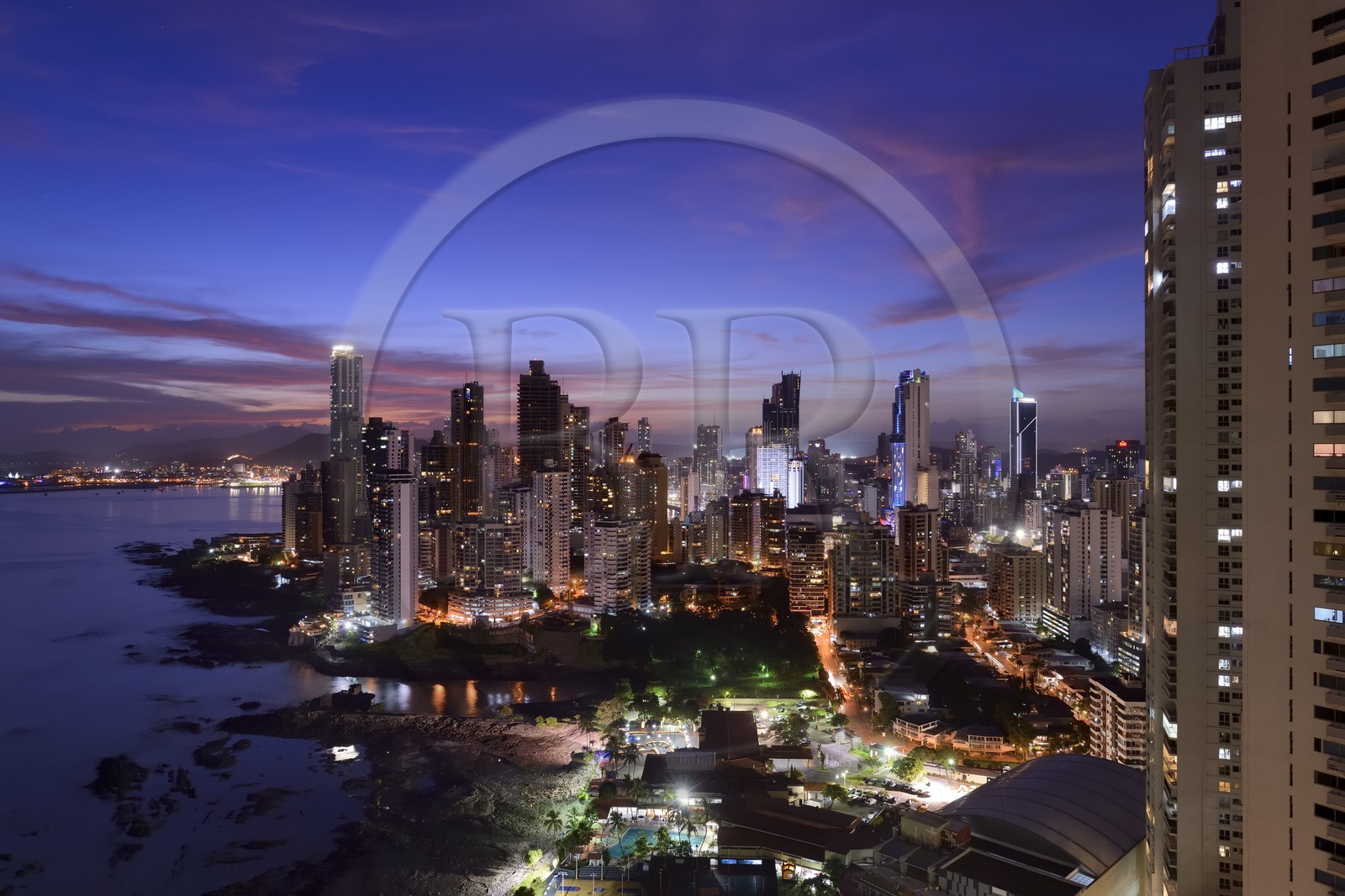 Panama, Panama City, les gratte-ciels du quartier de front de mer de Punta Paitillia après le coucher de soleil