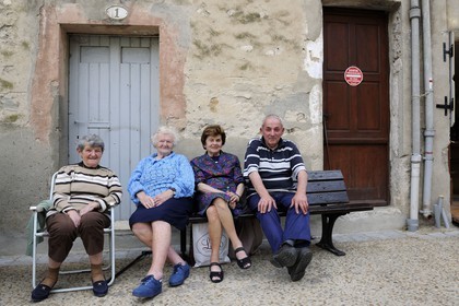 France, Hérault (34), village médiéval de Saint-Guilhem-le-Désert, labellisé Les Plus Beaux Villages de France, habitants du village