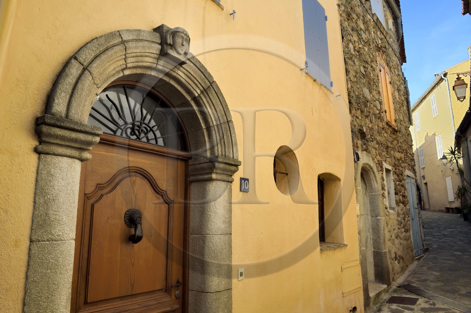 France, Var (83), Presqu'Ile de Saint-Tropez, Ramatuelle, l'ancienne maison de Jean-Claude Brially dans le vieux village