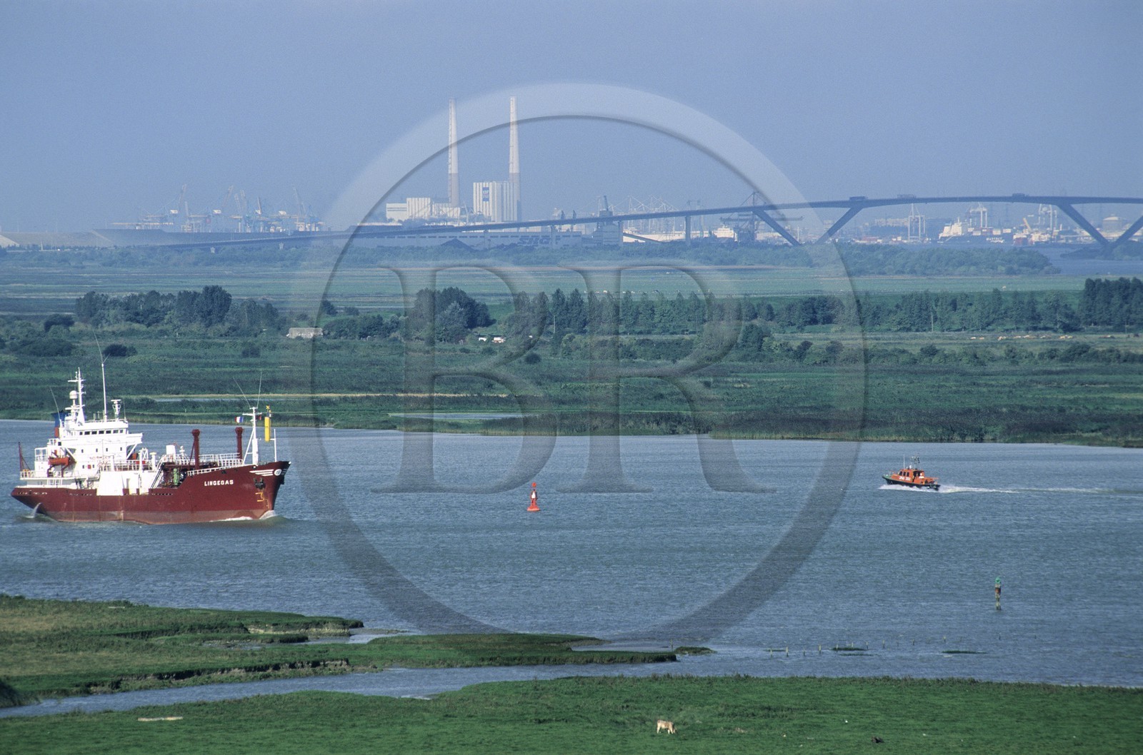France, Eure (27), le Marais-Vernier, un cargo remontant la Seine